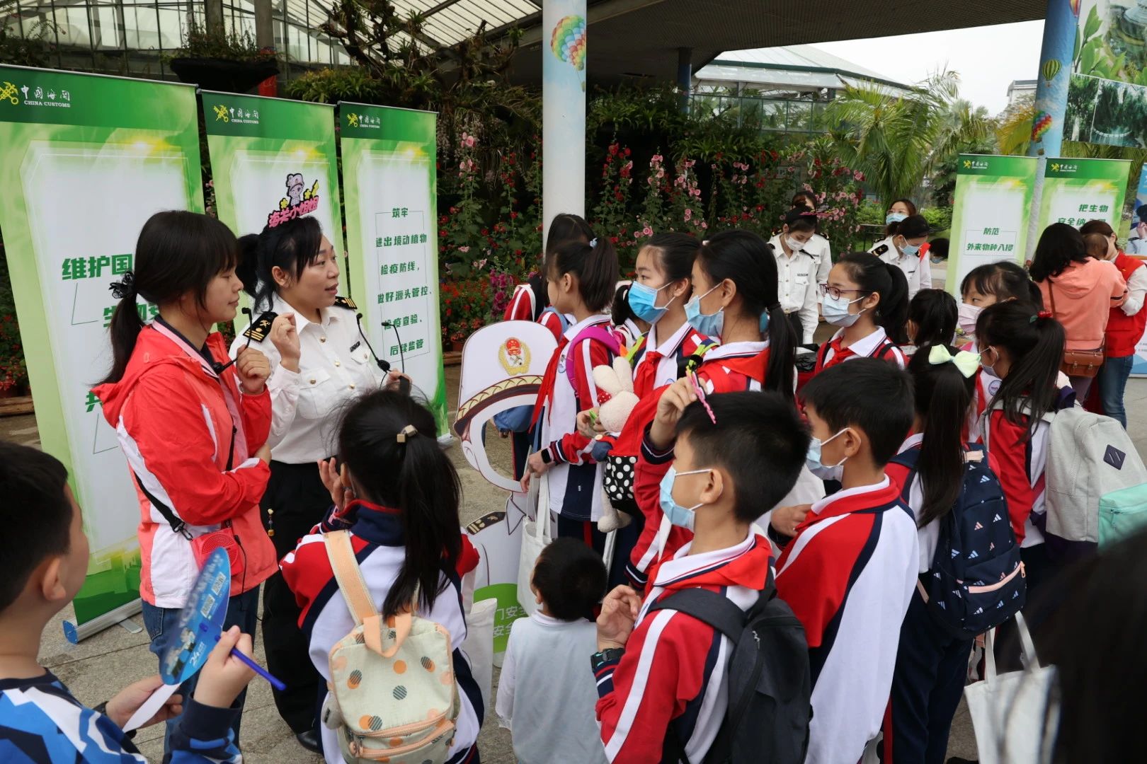 2021年4月10日，广州海关联合华南植物园开展“维护国门生物安全，共建美丽生态家园”全民国家安全教育主题活动，向参与活动的小学生普及国门生物安全知识。