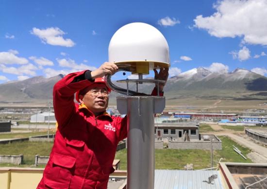 现场工作人员在当雄110KV变电站进行北斗卫星接收天线安装调试工作。任兴旺 摄