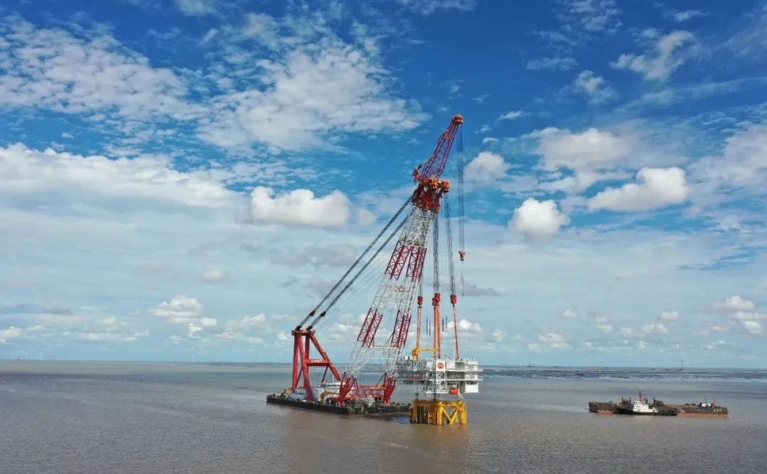 2020年9月14日，重达3000吨的国华投资东台竹根沙H1#海上风电项目海上升压站正在吊装。