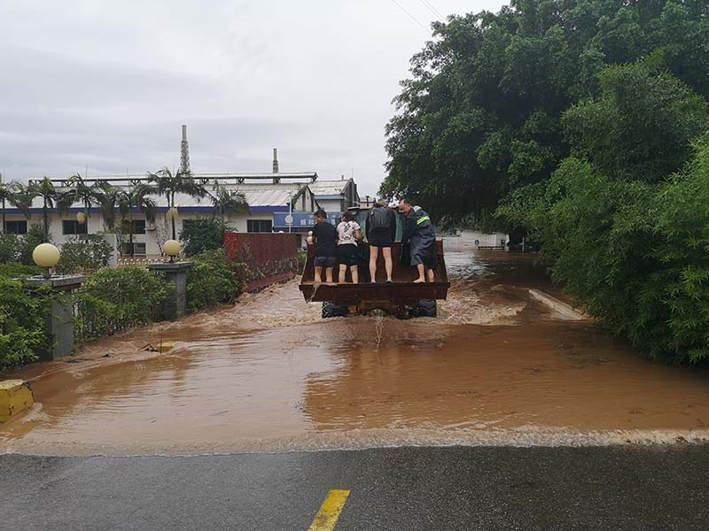 8月18日上午10点左右，乐山盛和工厂最后一批人员撤离现场。 盛和资源官网 图