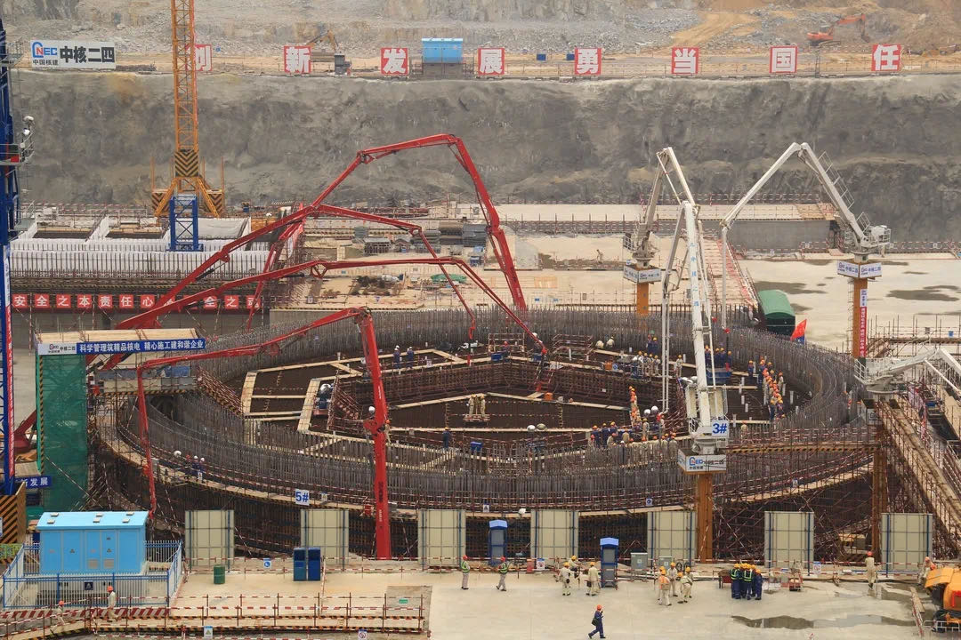 2015年5月7日，福清5号机组核岛浇筑第一罐混凝土